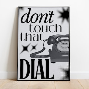 Könnte beinhalten: Schwarzweißes Poster mit dem Text "don't touch that DIAL" und einem alten Wählscheibentelefon mit schwarzem Kabel.