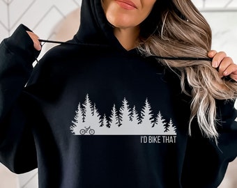 Puede incluir: Sudadera con capucha negra con una silueta blanca de una bicicleta de montaña que recorre un bosque con el texto "Me gustaría montar en bicicleta así".