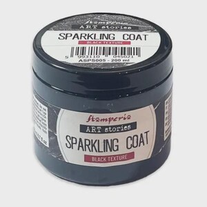 Könnte beinhalten: Ein schwarzes Glas "Sparkling Coat Black Texture" für Kunstbedarf. Das Glas hat ein weißes Etikett mit schwarzem Text und einem roten Akzent. Das Glas enthält 200 ml Produkt.