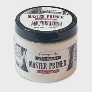 Op de afbeelding: Een witte pot Stamperia Master Primer voor alle oppervlakken. De pot heeft een zwart deksel en een etiket met de tekst "MASTER PRIMER" en "FOR ALL SURFACE". Bevat 200 ml primer.