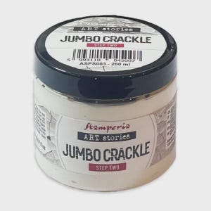 Può includere: Un barattolo bianco di "Jumbo Crackle" Step Two, un prodotto di "Art Stories" di Stamperia. Il barattolo ha un coperchio nero e un'etichetta con il nome del prodotto e un codice a barre. Contiene 200 ml di prodotto.