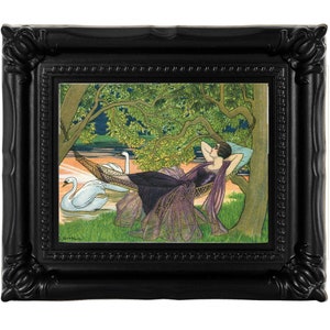 Pode incluir: Uma impressão de arte emoldurada com uma mulher em um vestido roxo relaxando em uma rede sob uma árvore, com cisnes em um lago ao fundo. A obra de arte está em uma moldura preta ornamentada.
