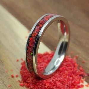 Bague pour femme avec opale rouge rubis – Bague incrustée d'opale faite à la main – Bague minimaliste en acier inoxydable – Cadeau unique pour mariage, anniversaire ou anniversaire