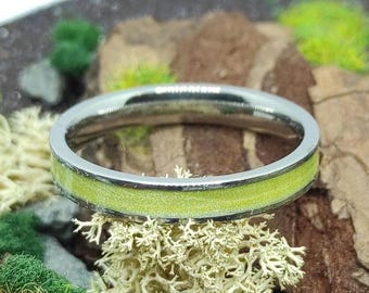 Exquisite 4mm Yellow-Green Resin Ring: Crafted with Surgical Steel for Lasting Wear. Perfect Gift for Women.