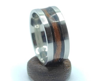 Braunes Ebenholz – Ring mit Holzfurnier-Inlay – Metallband – handgefertigter Schmuck – Ring aus chirurgischem Stahl – Herrenring – einzigartiger Ring aus Ebenholzbraun – Schwarz