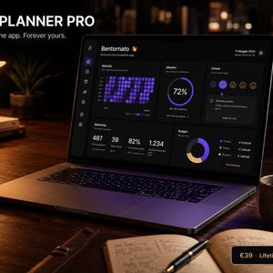 Può includere: Un laptop mostra l'interfaccia "LIFE PLANNER PRO", con visualizzazioni di dati in viola e bianco. Lo schermo mostra grafici e dati numerici. Una tazza di caffè, un taccuino e una penna sono sulla scrivania di legno. Il testo sullo schermo recita "13 strumenti. Un'app. Per sempre."