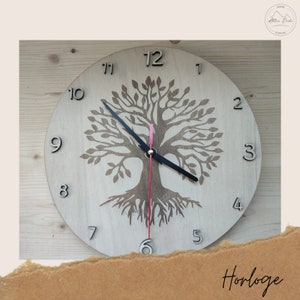 Peut inclure: Une horloge en bois avec un motif d'arbre de vie. Le cadran de l'horloge est blanc avec des chiffres et des aiguilles noirs. L'arbre est brun avec un tronc et des racines rouges.