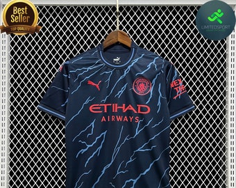 Manchester City 23/24 Electro Ausweichtrikot. Neue Fan-Version des Retro-Premier-League-Trikots