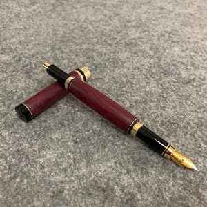 Eleganter Füller aus Purple-Heart-Holz - Tintenfüller - mit Goldband - inkl. feiner Samttasche und standart Tintenpatrone
