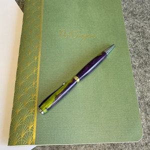 Kugelschreiber - Epoxidharz in Purple-Green-Design - Lila und Giftgrün - Silber und mit Goldring - Drehkugelschreiber