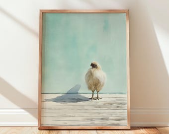 Può includere: Una stampa artistica incorniciata raffigurante una gallina moroseta dal piumaggio soffice e chiaro, in piedi su un pavimento in legno dai toni chiari contro uno sfondo verde menta tenue. La gallina proietta un'ombra scura e netta sul pavimento.