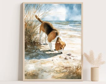 以下が含まれることがあります： 砂浜で地面を嗅いでいるビーグル犬の水彩画。犬は茶色、白、タン色の毛皮をしています。背景には海と空が描かれ、前景には長い草があります。アートワークは額装されています。