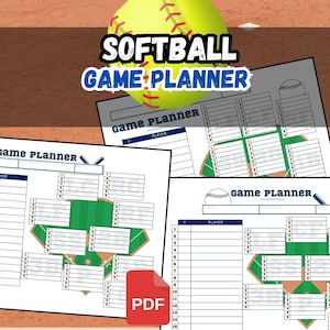Op de afbeelding: Een digitale download PDF-blad voor een softbal game planner. De afbeelding toont een softbal, de tekst "SOFTBALL GAME PLANNER" en verschillende vellen met velden en spelersposities. De vellen zijn 21,59 x 27,94 cm en bevatten 3 digitale download PDF-vellen.