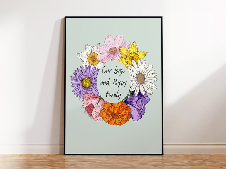 Puede incluir: Una impresi&oacute;n enmarcada con un fondo azul claro que presenta un c&iacute;rculo de flores coloridas y el texto "Nuestra gran y feliz familia".