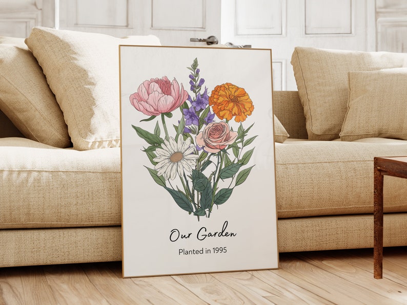 Puede incluir: Una impresi&oacute;n enmarcada con un ramo de flores en tonos rosa, morado, naranja y blanco. El texto "Our Garden Planted in 1995" est&aacute; en la parte inferior de la impresi&oacute;n.