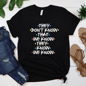 They Don't Know That We Know They Know We Know Shirt, Chandler Shirt, Funny Friends Shirt, Phoebe Shirt, Funny Shirt afbeelding 4