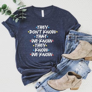 They Don't Know That We Know They Know We Know Shirt, Chandler Shirt, Funny Friends Shirt, Phoebe Shirt, Funny Shirt afbeelding 1