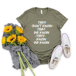 They Don't Know That We Know They Know We Know Shirt, Chandler Shirt, Funny Friends Shirt, Phoebe Shirt, Funny Shirt afbeelding 5