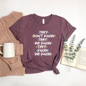 They Don't Know That We Know They Know We Know Shirt, Chandler Shirt, Funny Friends Shirt, Phoebe Shirt, Funny Shirt afbeelding 3
