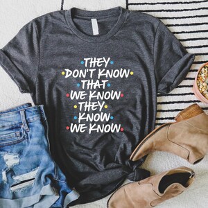 They Don't Know That We Know They Know We Know Shirt, Chandler Shirt, Funny Friends Shirt, Phoebe Shirt, Funny Shirt afbeelding 2