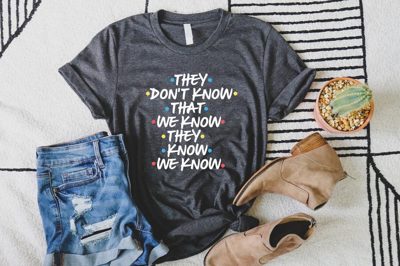 They Don't Know That We Know They Know We Know Shirt, Chandler Shirt, Funny Friends Shirt, Phoebe Shirt, Funny Shirt afbeelding 2