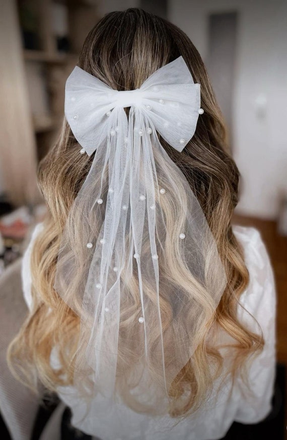 White Tulle Bow Hair Clip Pearl Accent Bridal Accessory Wedding Style Princess Look Elegant Flowing Ribbon Decoration Wedding Hair Piece