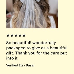 Pinza para el cabello con lazo de tul blanco y detalles de perlas, accesorio nupcial estilo princesa, elegante cinta fluida para el cabello. imagen 4