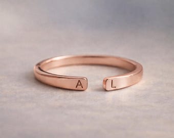 Anillo inicial de oro de 14 quilates hecho a mano, joyería personalizada con monograma, anillo minimalista de oro fino.