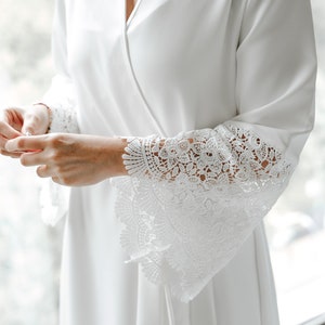 Bata de novia blanca con mangas de encaje, bata de novia tipo kimono para novia / bata elegante para prepararse, bordada a medida