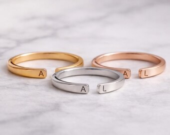 Anillo de compromiso inicial personalizado en oro macizo de 14 quilates, símbolo de amor, monograma personalizado, delicada banda, joyería significativa para parejas.