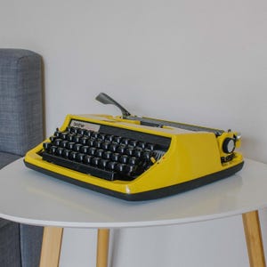 Brother typewriter, Brother Deluxe 800, portable working typewriter, vintage typewriter with case, 1960s