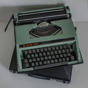 Rover working typewriter, Rover 1000, Vintage Typewriter with Case, Green Typewriter, Manual Typewriter
