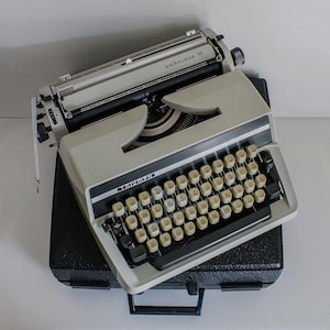 Triumph Gabriele 10 portable typewriter, working gray typewriter, vintage typewriter with case