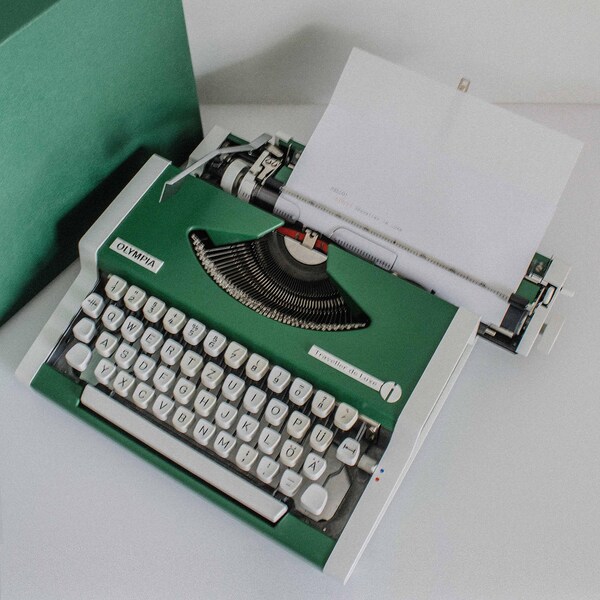 Mai usata! OLYMPIA Traveller de Luxe, macchina da scrivere ecologica, portatile, regalo per scrittori.
