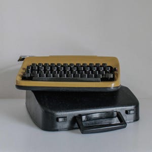 Privileg 270 typewriter, portable working typewriter, vintage typewriter with case, 1970s