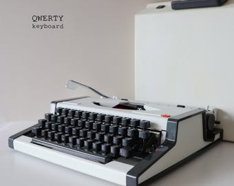 OLYMPIA Traveller de Luxe, working manual typewriter, QWERTY, writer gift, 1960s