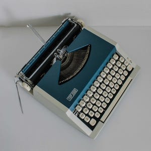 Top 2000 working typewriter, vintage portugal typewriter, portable typewriter, typewriter with case, 1960s