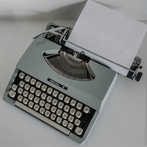 Royal Signet Working Typewriter, portable gray typewriter, QWERTZ typewriter, vintage typewriter with case, 1960s