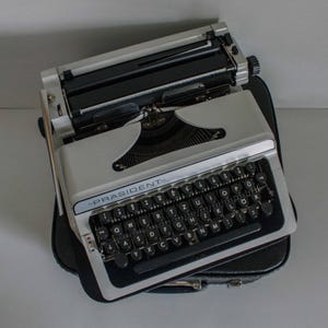 Prasident working typewriter, Vintage Typewriter with Case, White Typewriter, Manual Typewriter