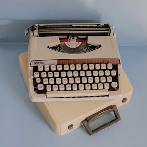 Brother De Luxe 900 working typewriter, vintage typewriter, portable typewriter, typewriter with case, 1960s