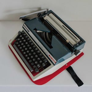 Präsident De Luxe Portable Typewriter, working typewriter, vintage typewriter with case, 1970s