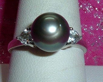 WM signed Vintage grey pearl and white topaz hearts sterling silver ring, size 10. NOS