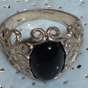 Size 10 vintage sterling silver oval black onyx cabochon ring with intricate silverwork, new old stock.