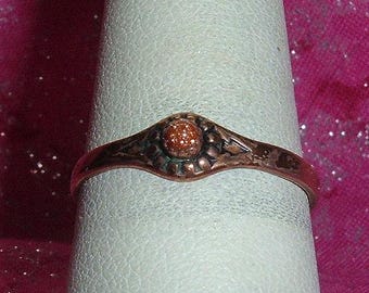 Vintage WM Co Wheeler Southwest copper ring with a small gold stone cabochon, size 8.