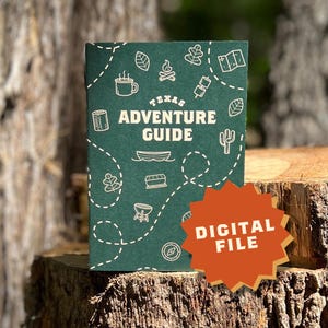 Peut inclure: Un guide vert avec le texte "Texas Adventure Guide" et diverses illustrations sur le thème du camping. Un autocollant en forme d'étoile avec le texte "Fichier numérique" est sur la couverture.