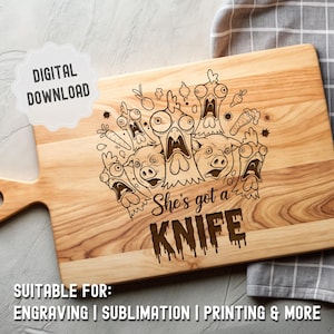 Op de afbeelding: Houten snijplank met een handvat, met een humoristisch ontwerp van in paniek geraakte boerderijdieren en groenten. De tekst "She's got a KNIFE" is onder de illustratie geëtst. De woorden "DIGITAL DOWNLOAD" en "SUITABLE FOR: ENGRAVING | SUBLIMATION | PRINTING & MORE" zijn ook zichtbaar.