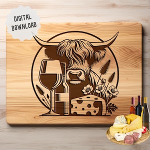 Puede incluir: Una tabla de cortar de madera con un diseño de una vaca de las tierras altas, una copa de vino, una botella de vino y una cuña de queso. El diseño está rodeado de flores y hierbas. La tabla de cortar está hecha de madera natural y tiene un aspecto rústico.