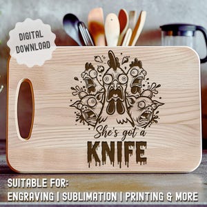 Pode incluir: Tábua de corte retangular de madeira com uma alça, apresentando uma ilustração humorística de uma galinha e porcos com o texto "She's got a KNIFE". A imagem também inclui o texto "DIGITAL DOWNLOAD" e "SUITABLE FOR: ENGRAVING | SUBLIMATION | PRINTING & MORE."