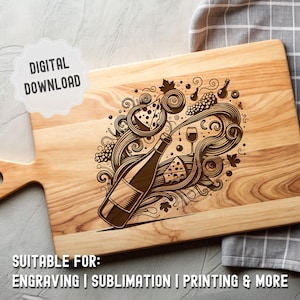 Può includere: Tagliere in legno chiaro con manico, con un'incisione dettagliata di una bottiglia di vino, formaggio, uva e un bicchiere da vino. Sono visibili anche le parole "DIGITAL DOWNLOAD" e "SUITABLE FOR: ENGRAVING | SUBLIMATION | PRINTING & MORE".