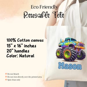 K&ouml;nnte beinhalten: Eine wei&szlig;e Canvas-Tragetasche mit einem bunten Monstertruck-Design und dem Namen "Mason" in Blau bedruckt. Die Tasche ist 15 Zoll mal 16 Zoll gro&szlig; und hat 20 Zoll lange Henkel. Sie ist aus 100% Baumwolle gefertigt und ist umweltfreundlich und wiederverwendbar.